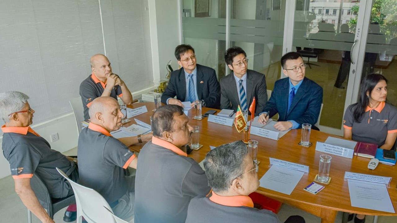 මහජන චීන සමූහාණ්ඩුවේ තානාපති කියුයි ෂෙන්හොන්ග් Qi Zhenhong මහතා ඇතුළු නියෝජිත පිරිසක් සහ මිලින්ද මොරගොඩ අතර හමුවක්