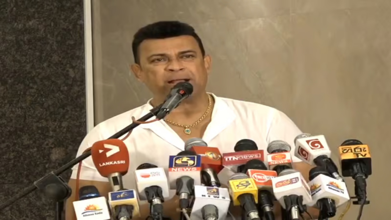 අපේ පක්ෂයේ සැලුන් දොරක් නෑ.. තියෙන්නේ පෙනේරයක් – රංජන් රාමනායක