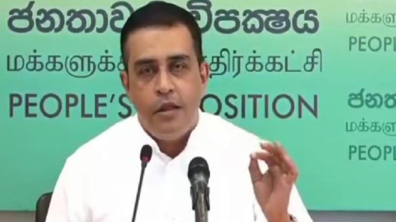 නාමල්ලා වී මිල ගැන පහුගිය කාලේ කළ කතාවල වීඩියෝ බැලුවා නම් රෙදි ඇඳන් පාරේ යන්නේ නෑ..! තුෂාර ඉඳුනිල්