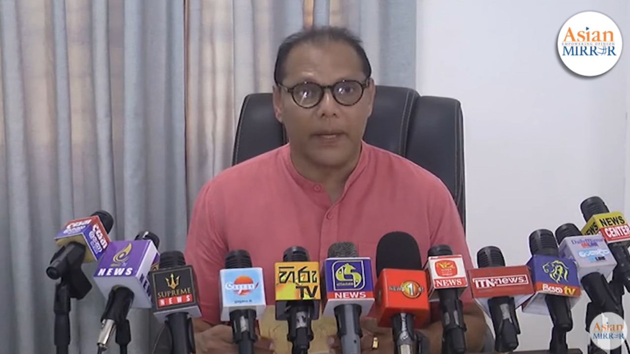 නලින්දගේ ජනාධිපති අරමුදල ගැන හෙළිදරව්වට දයාසිරි ආයුධ සන්නද්ධව ඇවිත් පිළිතුරු දෙයි (VIDEO)