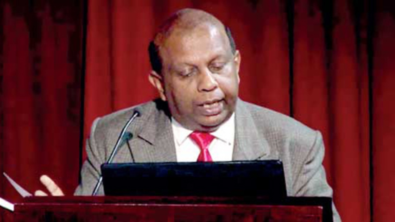 මර්වින්ට තිබ්බ ආචාර්ය උපාධියවත් රන්වලට නෑ…. සයිටම් හොර උපාධි කඩයක් කීවේ උපාධි හොරෙක්.. – යූ.ආර්. ද සිල්වා