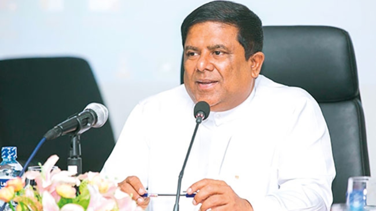 අවුරුදු 77 සාපෙ ගෙවෙද්දි පොල් රු. 100යි… පුනරුදේ ආව විතරයි පොල් රු. 250යි…! – වජිර අබේවර්ධන