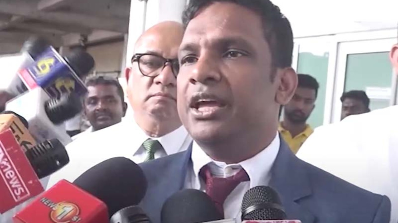 වරායෙන් පරික්ෂා නොකර නිදහස් කළ කන්ටේනර්වල නීති විරෝධී ද්‍රව්‍ය තිබුණොත් වගකීම ආණ්ඩුව ගන්නවා…! – වරාය නි. ඇමති