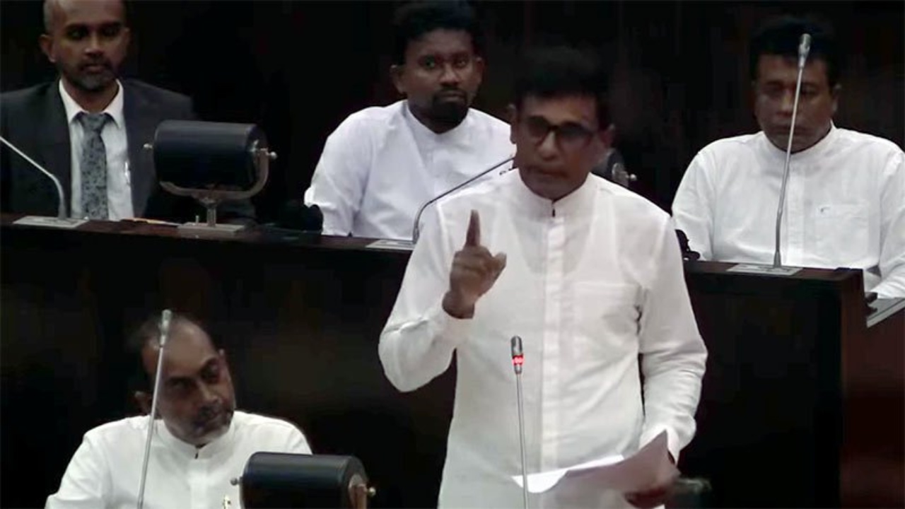පාතාල කල්ලි මෙහෙයවෙන දේශපාලකයා ගැන ඇමති කෙළින්ම කියයි