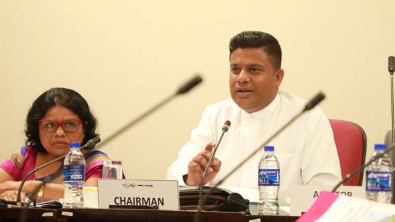 අනීතිකව පවත්වාගෙන යන මල් ශාලාවක් නිසා COPA කමිටුව කැළඹෙයි