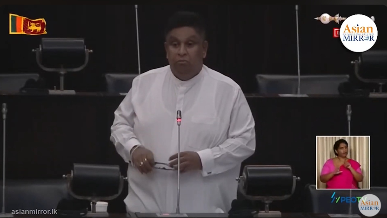 රනිල් මගේ නෝනා කියන ඒවා තියා එයාගේ නෝනා කියන ඒවවත් කරන්නෑ – චාමර සම්පත්