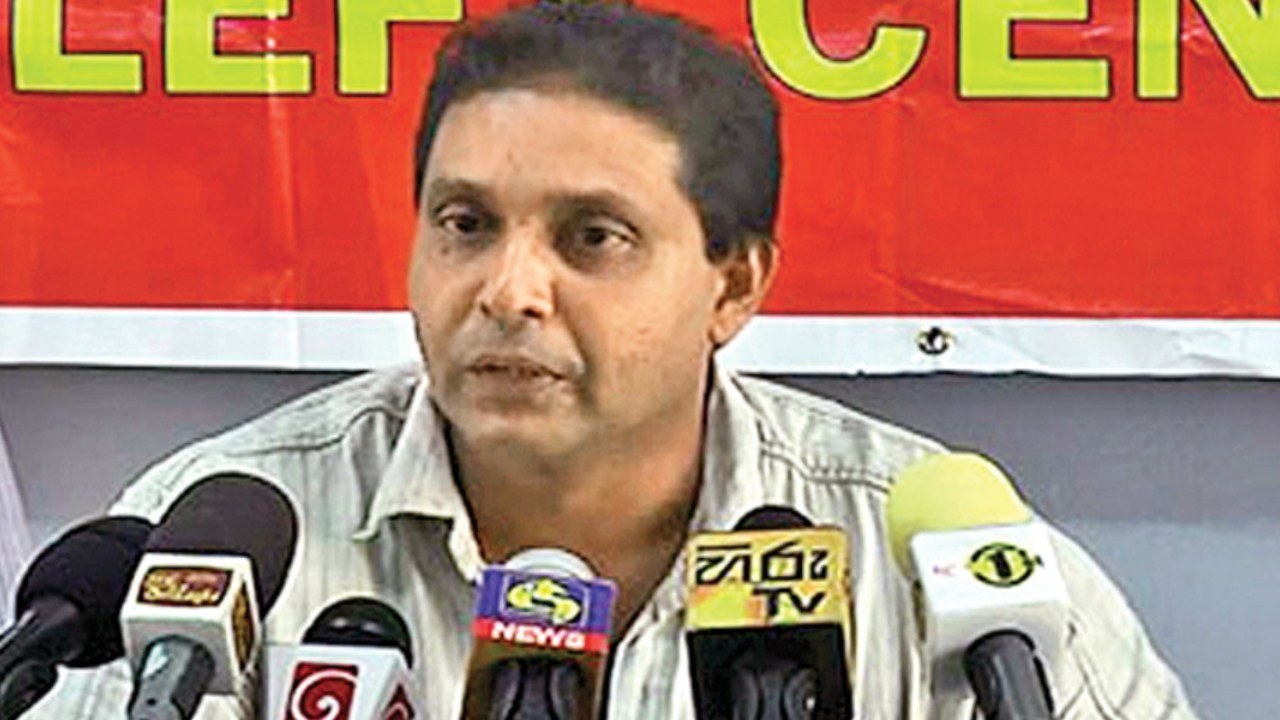 සලේ පස්සට අත තිබ්බම සුළුදිය පහවෙන බියගුළු කැනහිලෙක්… ඒ මස්වැද්දා බේරගන්න හදන එවුන්ට වැහි නැති හෙණ ගහනවා….! – චමීර පෙරේරා