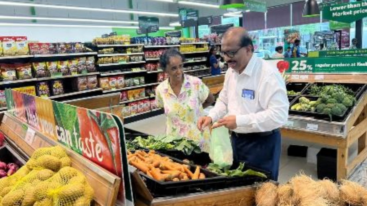 ඇමති සුනිල් ගමගේ තනියම ෆුඩ්සිටි ගොස් බඩු ගනී..!