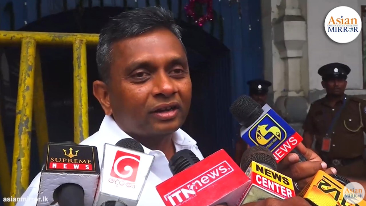 දේශබන්දුව හොයන්න පොලිසිය මහා රෑ කතරගම බස්නායක නිළමෙගේ ගෙට පැනලා – ඩිෂාන් ගුණසේකර