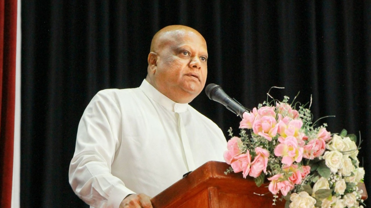 මාලිමාවේ මැති ඇමතිලා පාසල් උත්සවවලට යනවා…අපි ගියොත් ප්‍රින්සිපල්ට විනය පරීක්ෂණ තියනවා…! – ජගත් විතාන