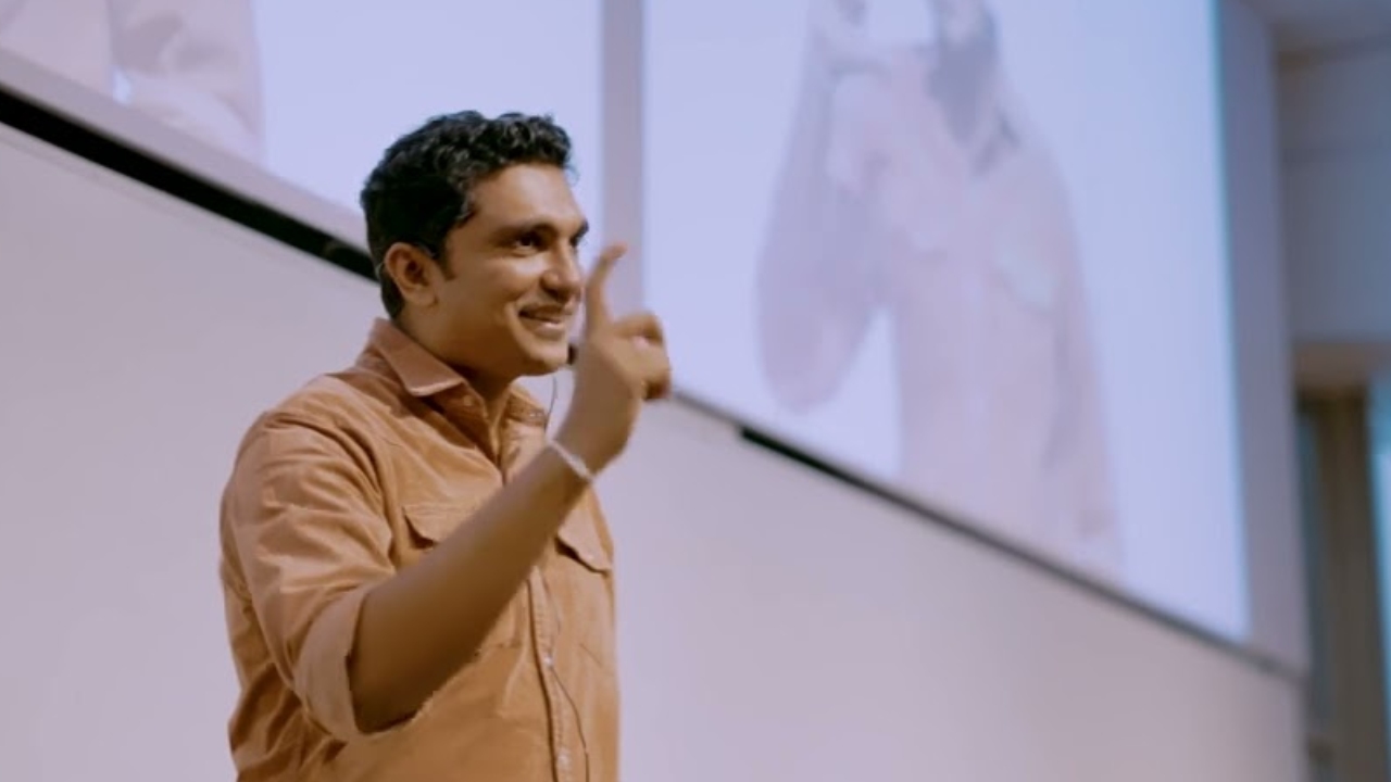නැගිටපල්ලා නැගිටපල්ලා කියලා ත්‍රීවිල් එකේ ගිය එකාව පයින් යවනවා – නවක මන්ත්‍රී ප්‍රසාද් ආණ්ඩුවට කට උත්තර නැති කරයි