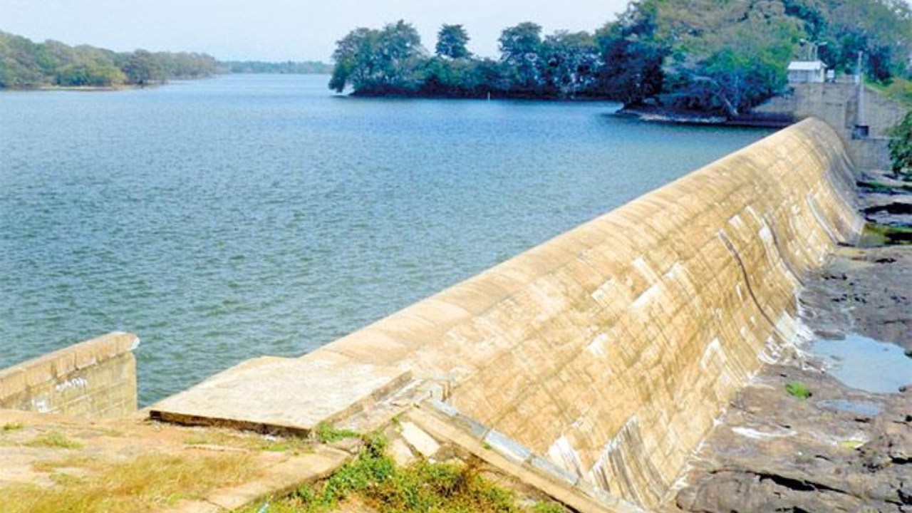 නිදන් හෑරු කලා වැව් බැම්මේ මහා ජල කාන්දුවක්