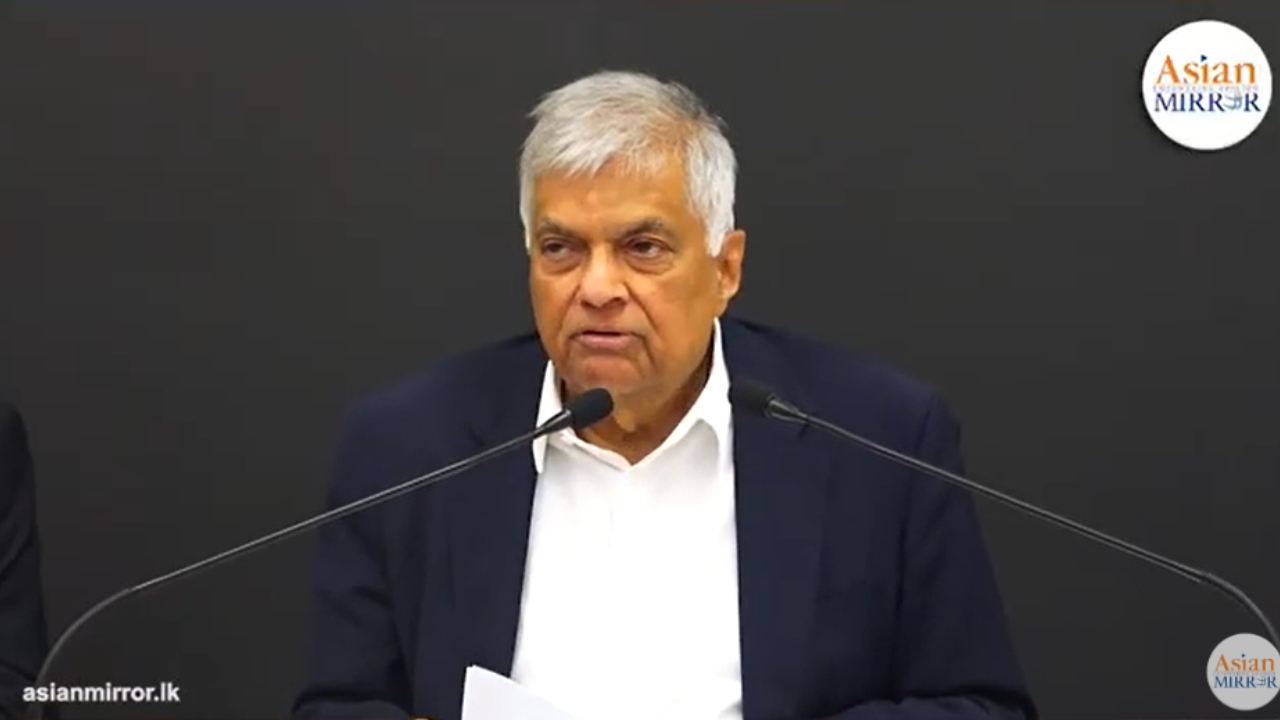 අල්ලස් කොමිසමට ගිය රනිල් එළියට ඇවිත් ජනපතිගේ හඩ පටයක් පෙන්නයි (VIDEO)