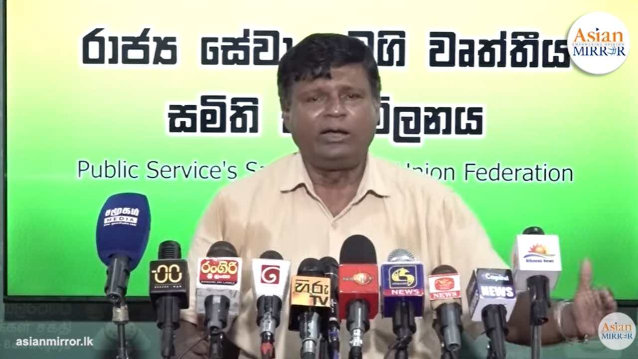 සජිත් කරපු වැඩේ අපි කවුරුවත් අනුමත කරන්නේ නැහැ…සජිත් වෙනුවෙන් අපි සමාව ඉල්ලනවා – ආනන්ද පාලිත සජිත්ට හාන්සි වෙන්නම දෙයි