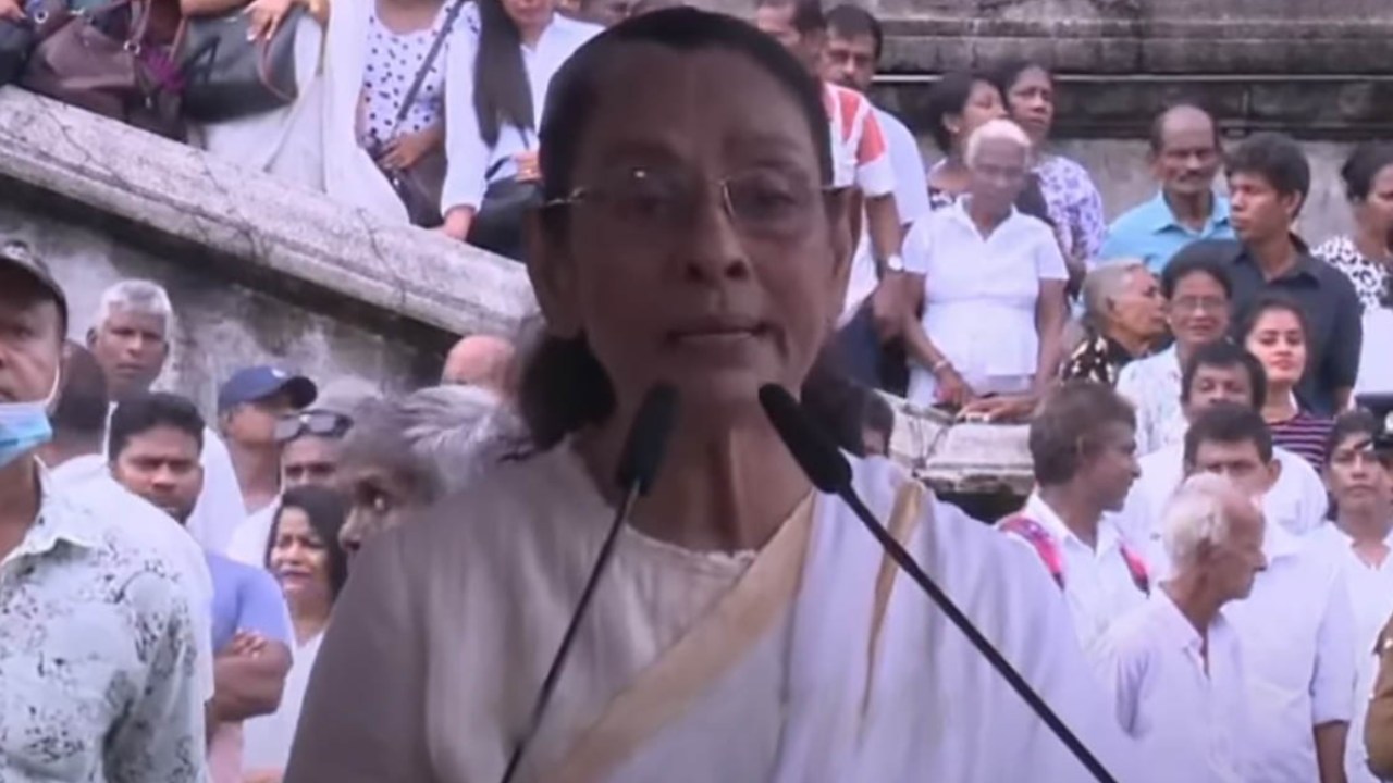“හැමෝම මට හිනා වුණාට මාලනී අක්කා මට හිනාවුනේ නෑ” – මාලනියගේ අවසන් මොහොතේ හැමෝම හැඬවූ අනෝජාගේ පිළිගැනීම