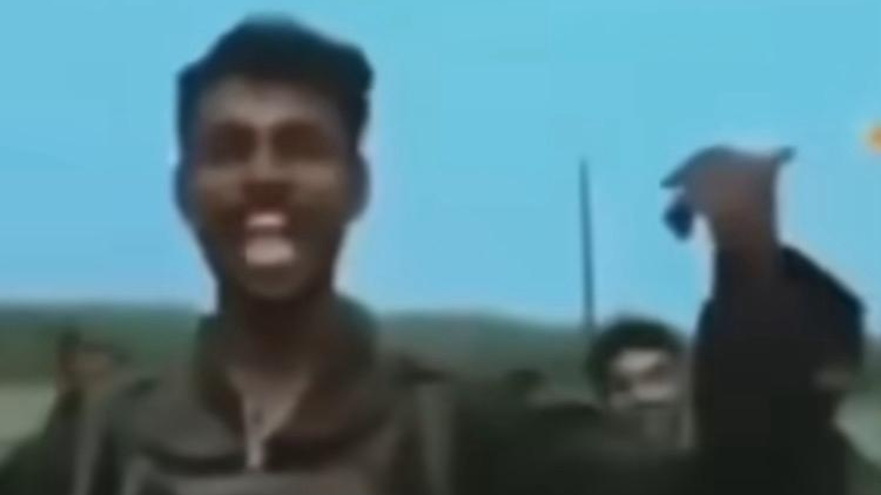 ” ප්‍රභා ඉවරයි ප්‍රභා ඉවරයි දන්නවනේ කමාන්ඩෝස්ලා බැස්සොත්..” යුද්ධයේ අවසානය රටට කියූ අභීත රණවිරුවා ගැන අද ඇසෙන කතාව මෙන්න