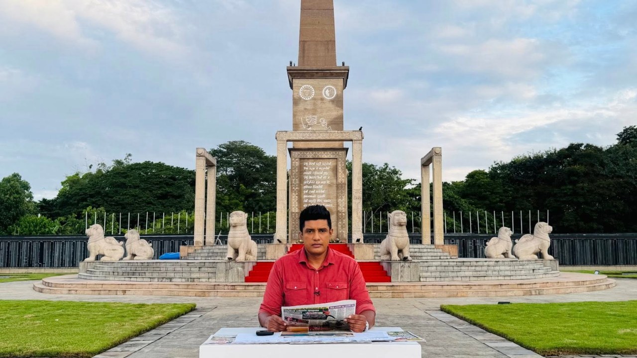රණවිරු ස්මාරකය ඉදිරිපිට චතුර අල්විස් පත්තර කියවා පළ කළ පෝස්ටුවට විවේචන