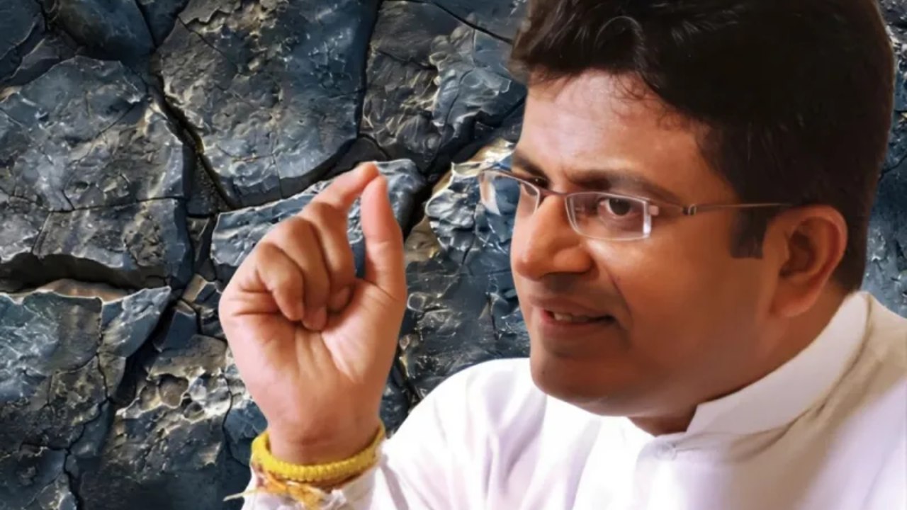 මගේ ඔළුවේ හැපී ආණ්ඩුව නැමති කළුගල කුඩු වෙලා.. ගම්මන්පිල උදම් අනයි.!