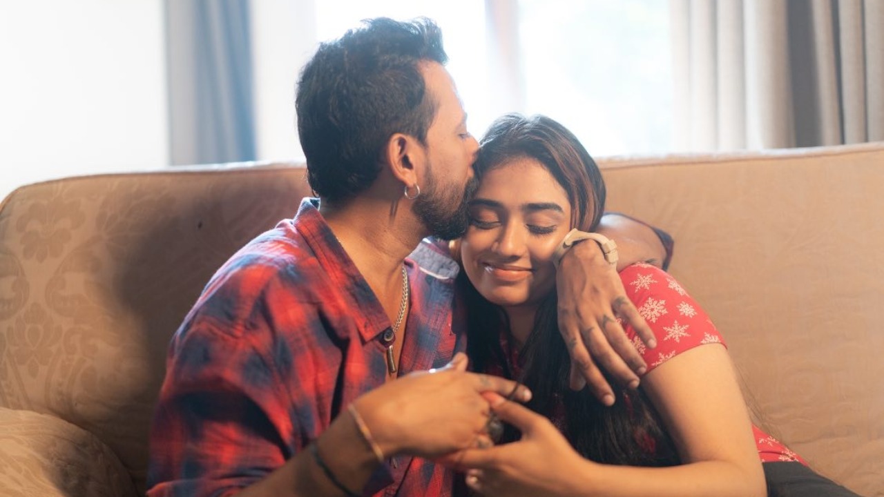 හර්ෂ ධනෝෂ් මුහුණුපොතේ තරුණියක් සමඟ තැබූ ජායාරූපයෙන් සමාජ මාධ්‍ය කැළඹෙයි – තරුණියගෙනුත් දැඩි විරෝධයක්