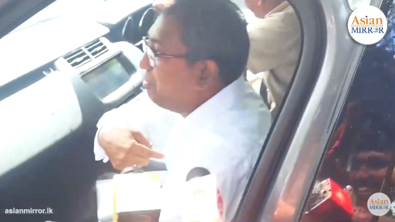 දන්න දේ විතරනේ කියන්න පුළුවන් මල්ලි – සාකච්ඡා ගැන නොකියා හර්ෂ යන්න යයි (VIDEO)