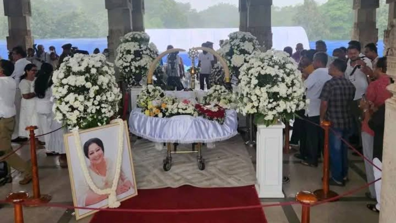 නිලි රැජිනට ලැබුණේ රාජ්‍ය ගෞරවය ද? රාජ්‍ය අනුග්‍රහයද?