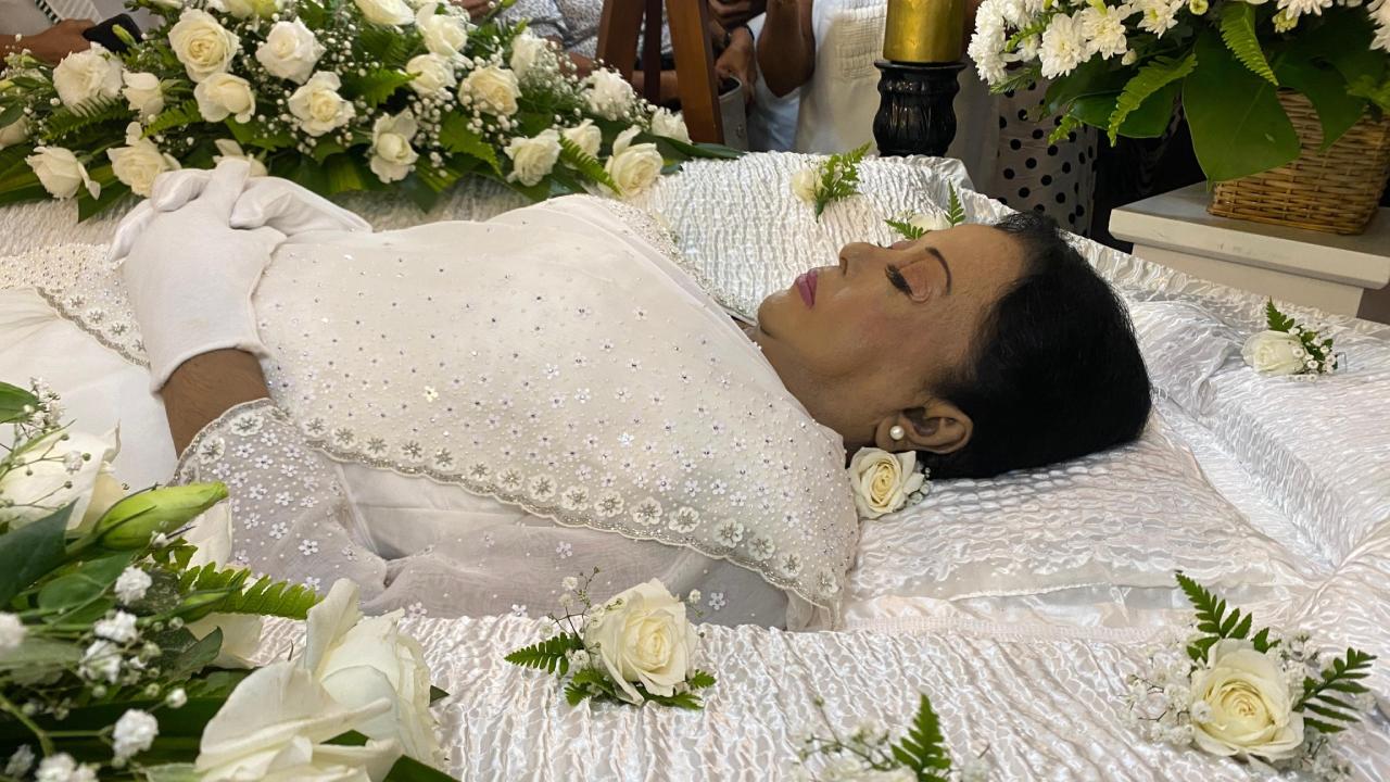 මිලින වී ගිය සීත අරණේ සුපුල් නා මල.. නිළි රැජිණියගේ දේහය සෝ සුසුම් මැද නිවසට (PHOTOS)
