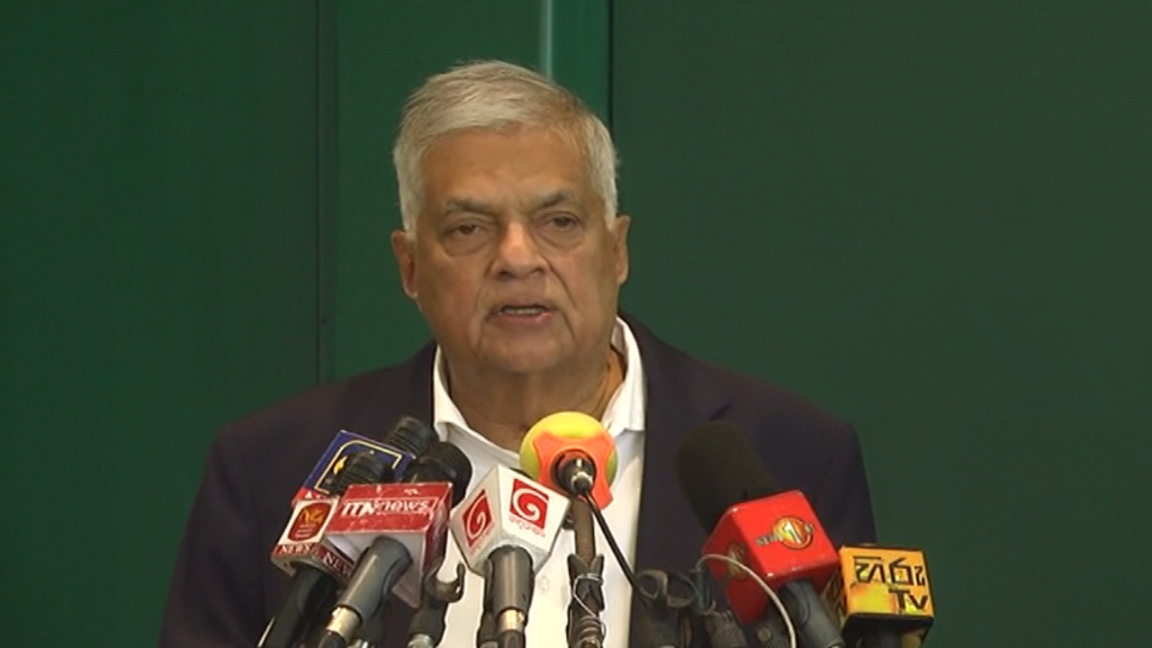 අලුත් පක්ෂයක් හදන්න රනිල්ගෙන් යෝජනාවක්