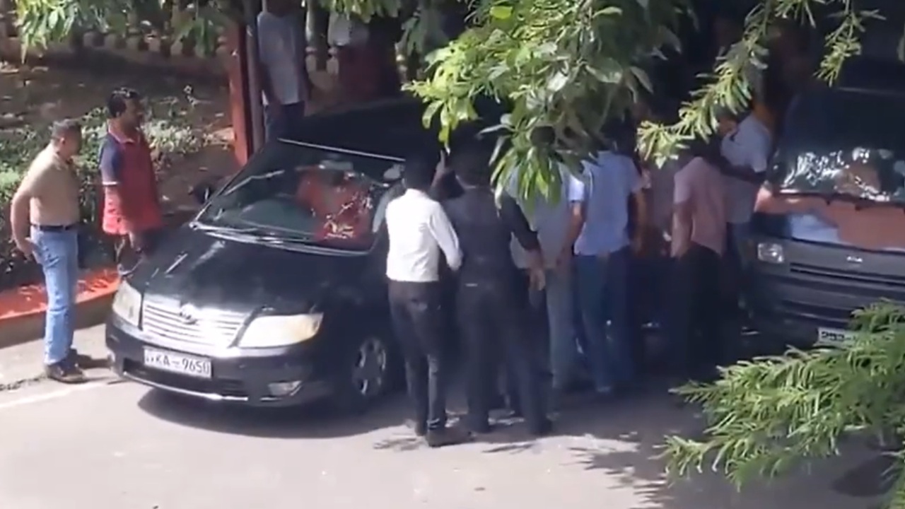 ජාතික රූපවාහිනියේ අධ්‍යක්ෂ ජනරාල්වරයාව හූ කියා එළවලා