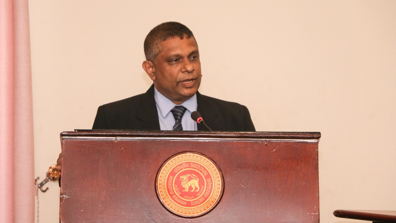 නවකවධ භීතියෙන් රාජ්‍ය විශ්වවිද්‍යාල පාළුවට යයි… පෞද්ගලික විශ්වවිද්‍යාලවලට ලොකු පොරයක්…! – මහාචාර්ය වසන්ත අතුකෝරළ
