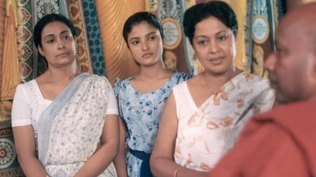 ” එදත් හිටියේ වෙනදා හිටිය මාලනී අක්කා නෙමෙයි. මට එදත් ඒක දැනුනා..” – ඒ සොඳුරු සහෝදරත්වය ගැන වසන්ති චතුරාණී ඇගේ හඬ අවධි කලේ මෙහෙමයි