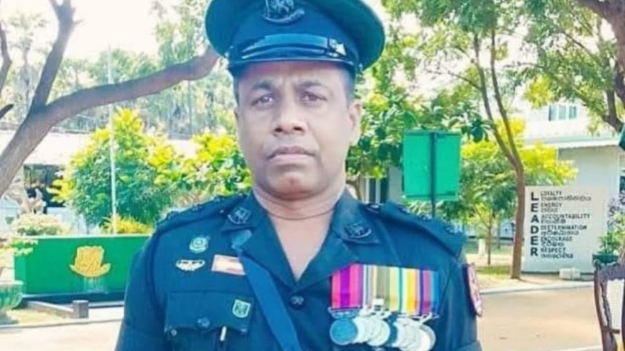 ” මට මතකයි ඉස්සර අම්මා මට කියනවා ඒ කාලේ මගෙ අත්තා මගෙ තාත්ත්ගෙ ෆොටෝ එකක් අරන් දවසෙන් දවස එක එක හොස්පිට්ල් ගානේ යනවලු , තාත්තව හොයන්න..” අභීත විරුවෙක් ගැන ඇසෙන ඇඟ කිරිපොලා යන කතාවක් මෙන්න