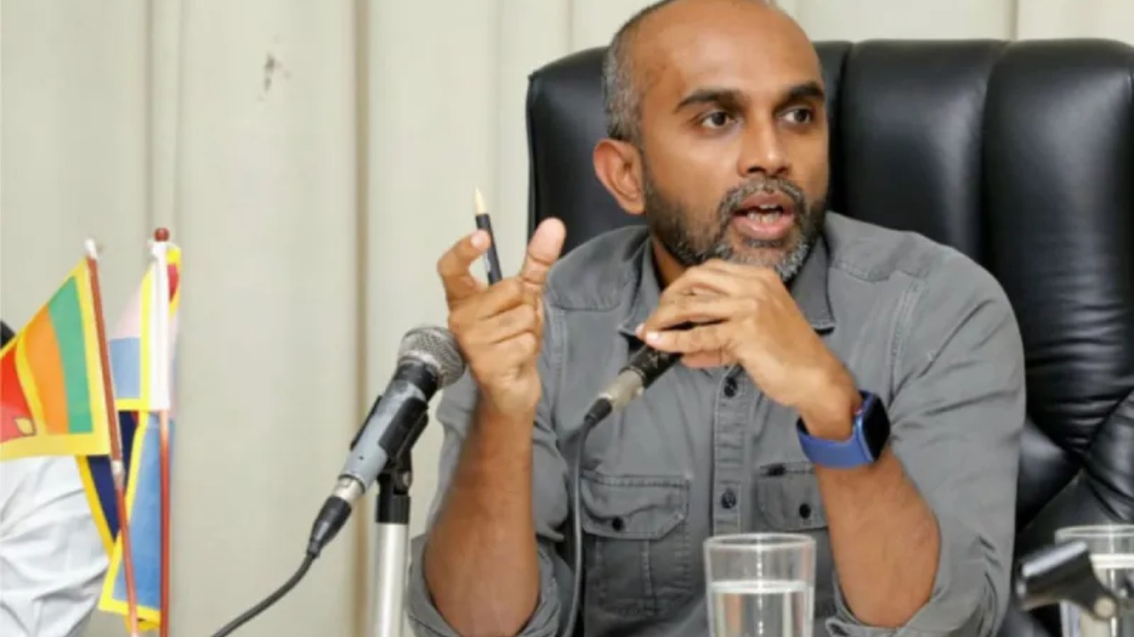 වඩාගෙන යෑම අවසන්.. නි.ඇමති දුම්රිය ලොක්කෝ පොලොවේ ගසයි.!