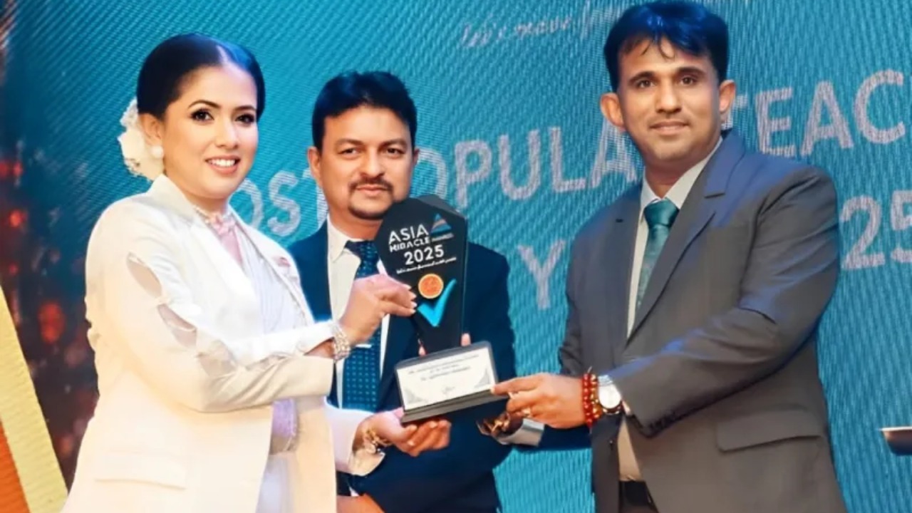 “මට ඇයත් සමග කිසිදු පෞද්ගලික අමනාපයක් නැහැ… ඒ අවස්ථාවේ ඇයට ආරාධනා කරන කොට මමත් පොඩ්ඩක් පුදුමයට පත් වුණා…” – ටීචර් අම්මාගේ සිද්ධිය ගැන නි ඇමති මහින්ද පළමු වරට කට අරියි