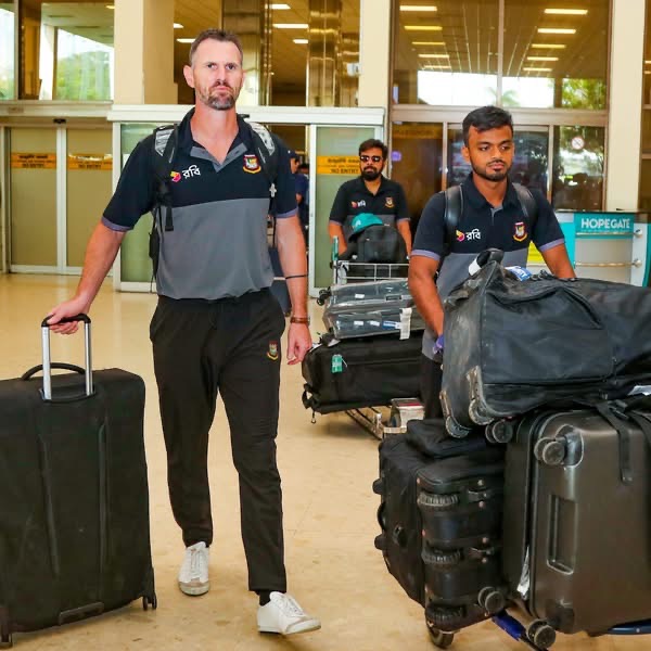 බංග්ලාදේශ ක්‍රිකට් කණ්ඩායම දිවයිනට 