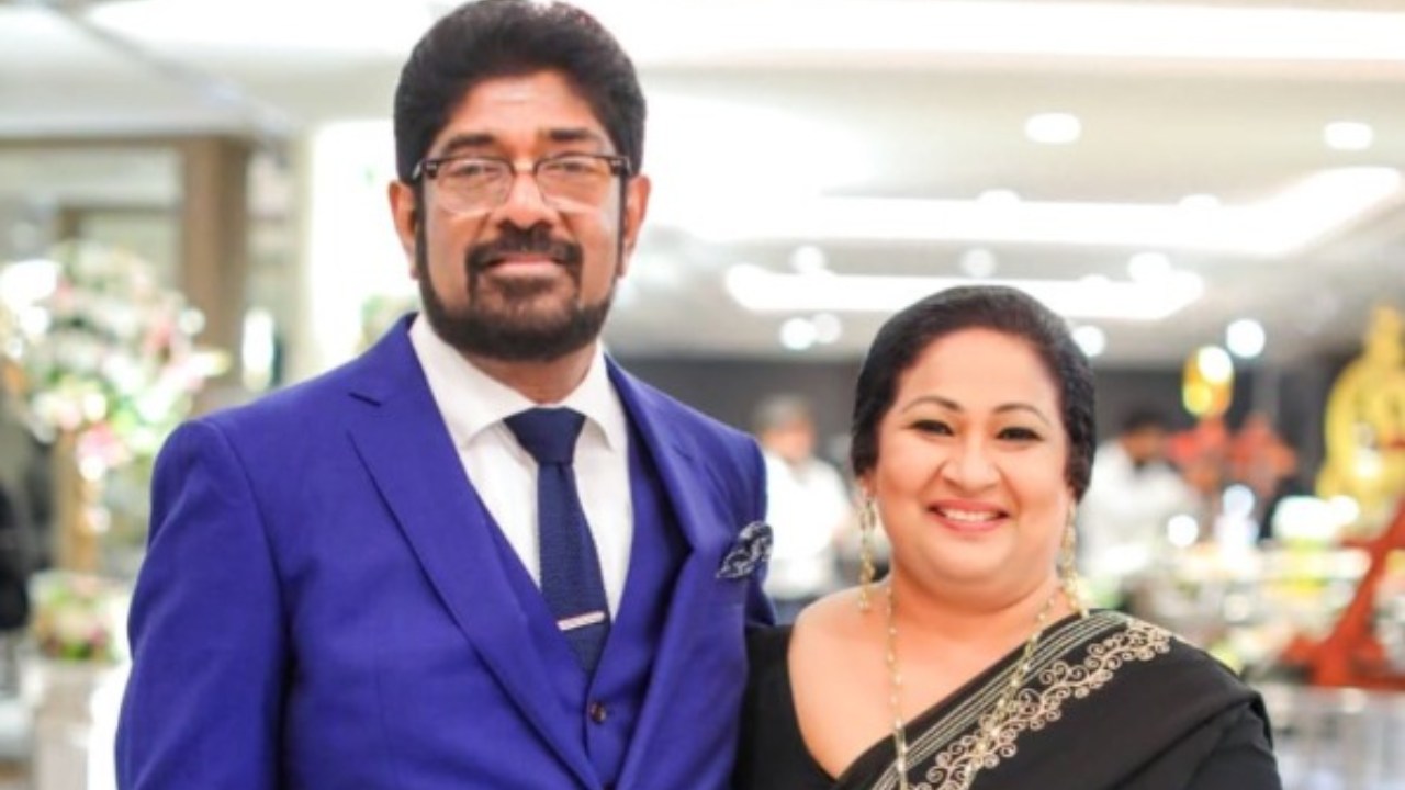 කෙහෙළිය, බිරිඳ සහ දියණිය අල්ලස් කොමිසමෙන් අත්අඩංගුවට