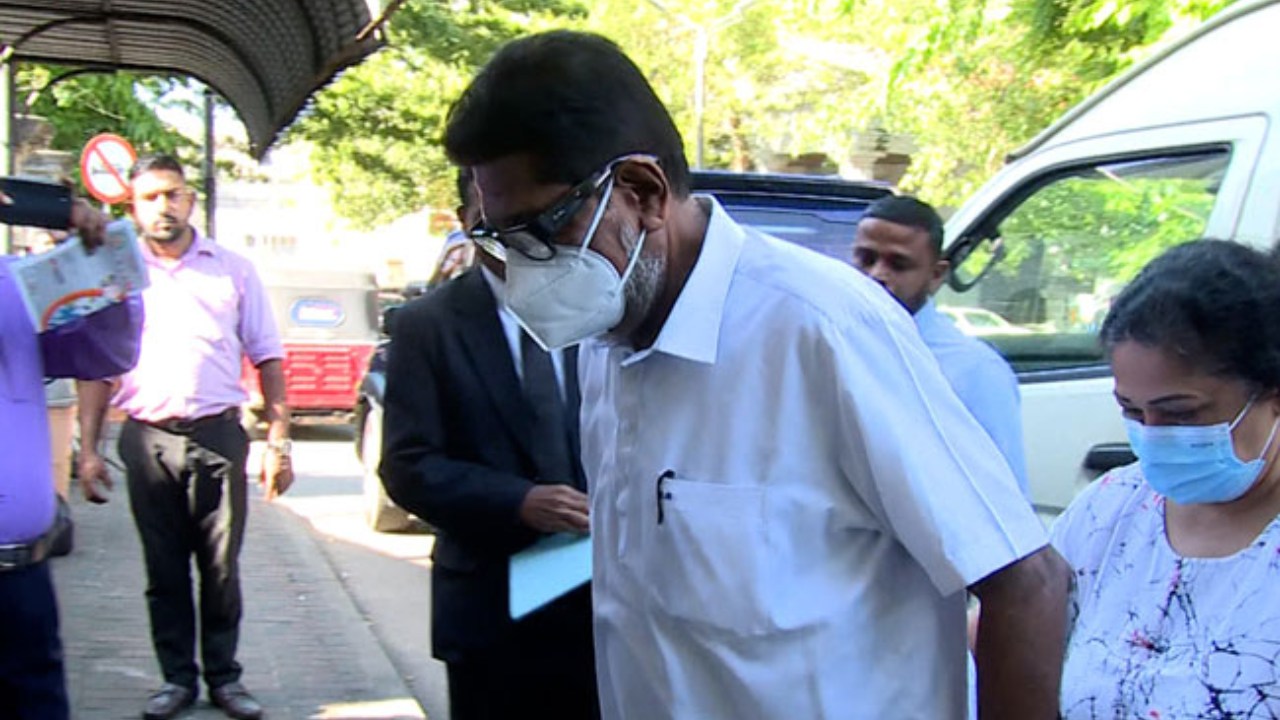කෙහෙළිය, බිරිඳ සහ දියණියට ඇප