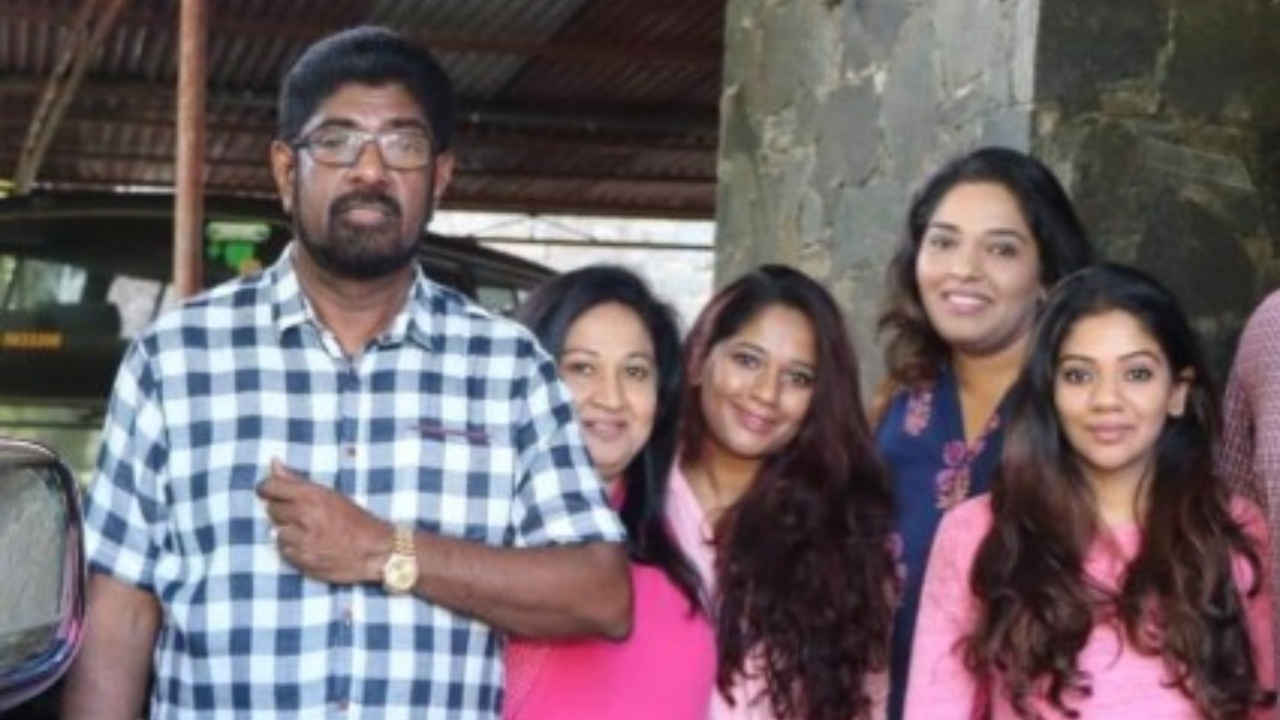 කෙහෙළිය එළියට – දියණියන් දෙදෙනා සහ බෑණා ඇතුළට