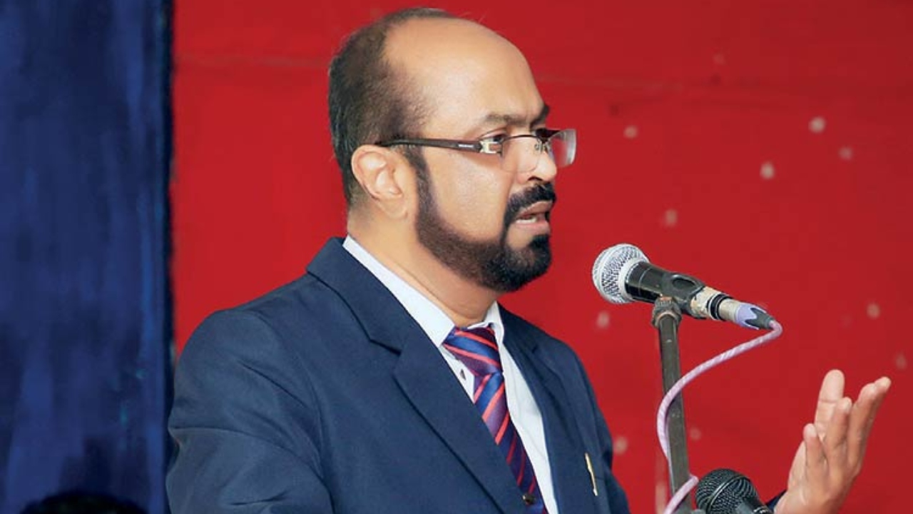 අගෝස්තු වෙනතුරු තෙල් තියෙනවා.. කලබල වෙලා තෙල් එකතු කරන්න එපා.. – බලශක්ති ඇමති