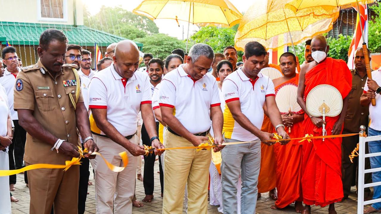 ජය ශ්‍රී මහා බෝධි පරිශ්‍රයේ මහජන බැංකුවේ දායකත්වයෙන් ඉදිකළ පෙත්මඟ විවෘත කරයි