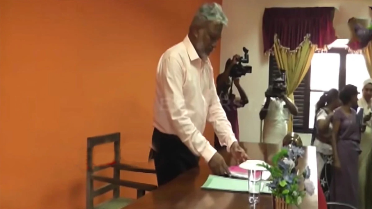 මාලිමා පුංචි ආණ්ඩුවෙන් ලොකු වැඩක් – අලුත් සභාපති සුඛෝපභෝගී පුටුව අතහැර වේවැල් පුටුවක් ගනී