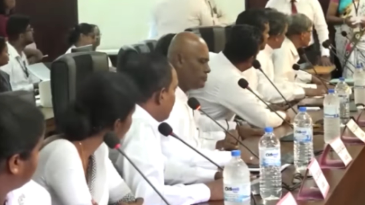 විපක්ෂ මන්ත්‍රිනියට මාලිමාවෙන් ලක්ෂ 15ක ලංසුවක්… මන්ත්‍රිනිය සල්ලිි අරන් ඡන්දය විපක්ෂයට දෙයි…!