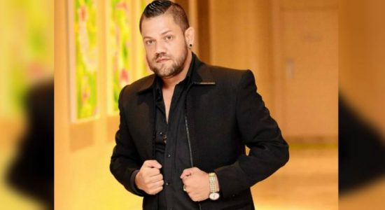 “පොඩි කාලෙදි කාපු බත්කටවල්වලට වඩා බඩගින්නෙ හිටපු වාර වැඩියි. සමහර දවස්වලට පල්ලියෙන් දෙන බත් එක, මම කෑවා කියලා මගේ අම්මට ගෙනත් දීලා, අම්මයි නංගියි ඒ බත් එක කන හැටි හොරෙන් බලාගෙන ඉන්නවා..”