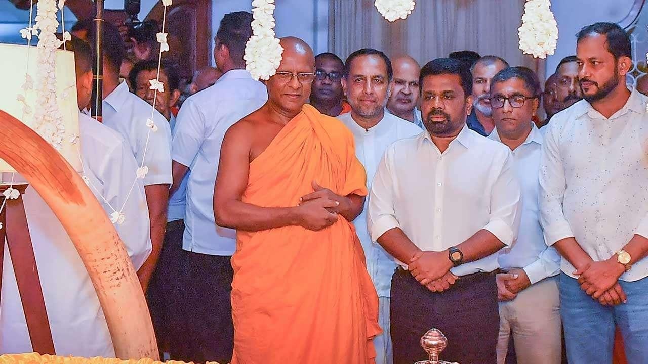 ධම්මදස්සි හිමිපාණන්ගේ ශ්‍රී දේහයට ජනපති අවසන් ගෞරව දක්වයි