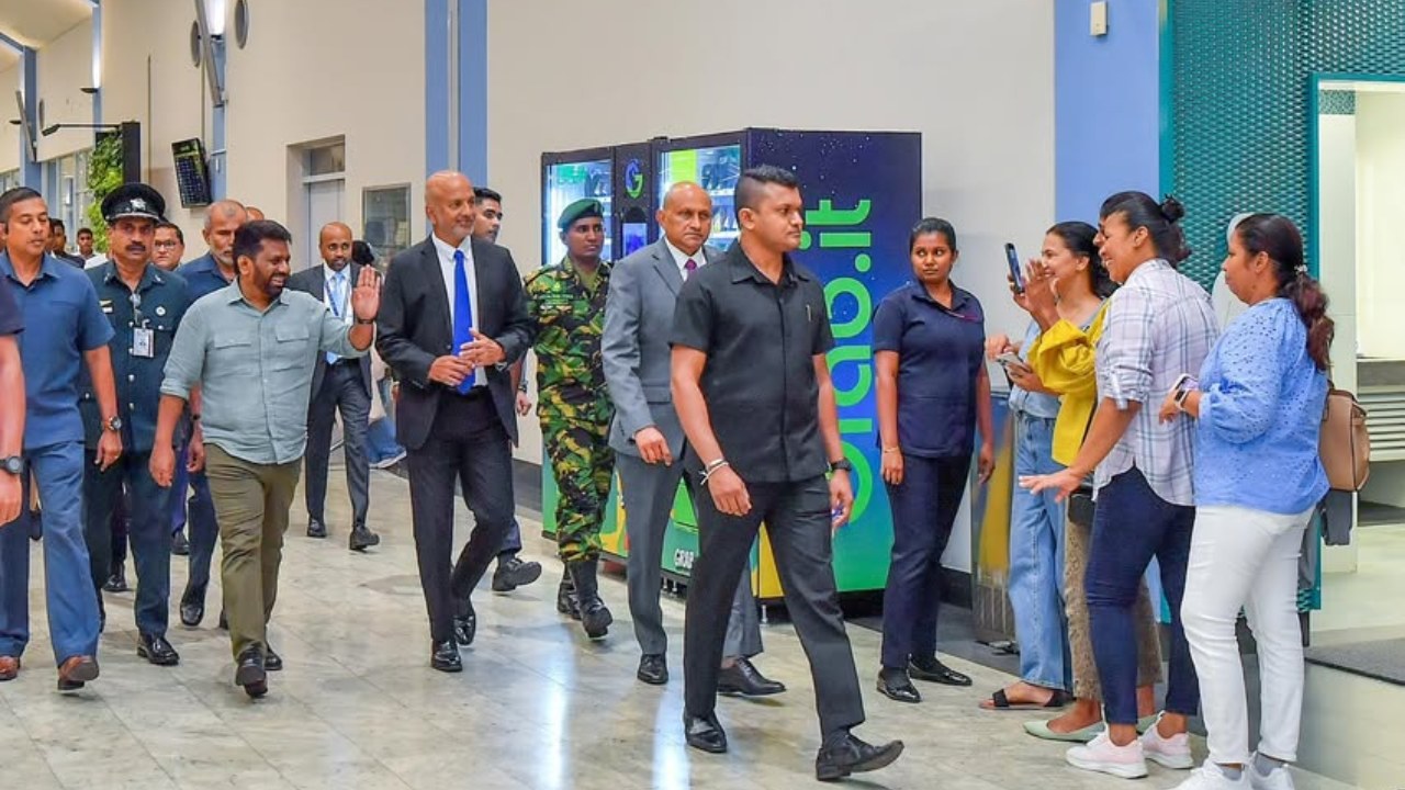ජනාධිපති රටේ සල්ලිවලින් පිටරට ට්‍රිප් යනවා… රටට සත පහක වාසියක් නෑ…!