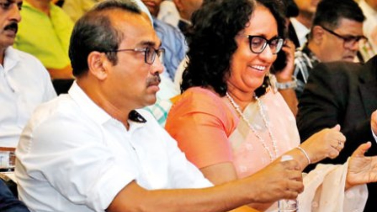අගමැතිනියට පිරිමි යාළුවෝ නෑ…. මට ගැහැනු යාළුවෝ නෑ…! – සභානායක