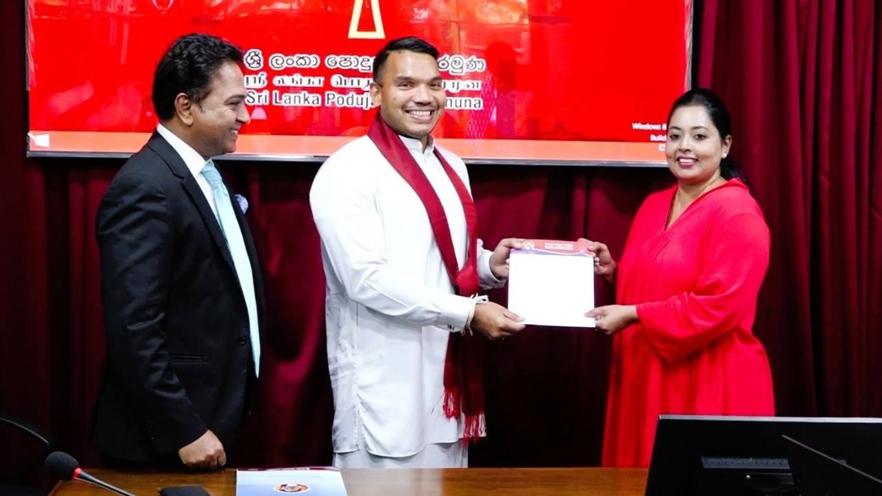 පොහොට්ටුව දාලා කොහෙවත් යන්නේ නැහැ – සනත් නිශාන්තගේ බිරිඳ