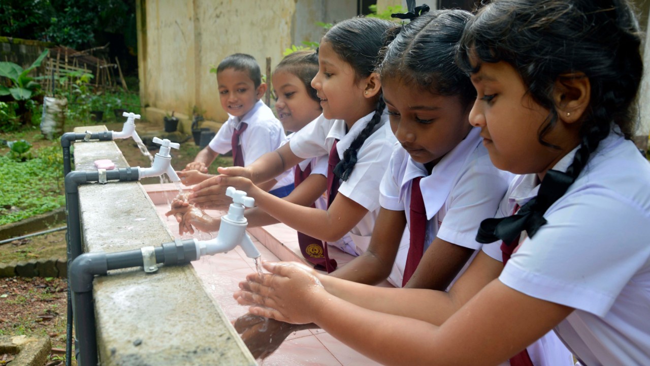 පාසලේ ජල බිල්පත් බරත් දෙමාපියන්ට…. ආණ්ඩුවෙන් කොටසක් දෙයි…!