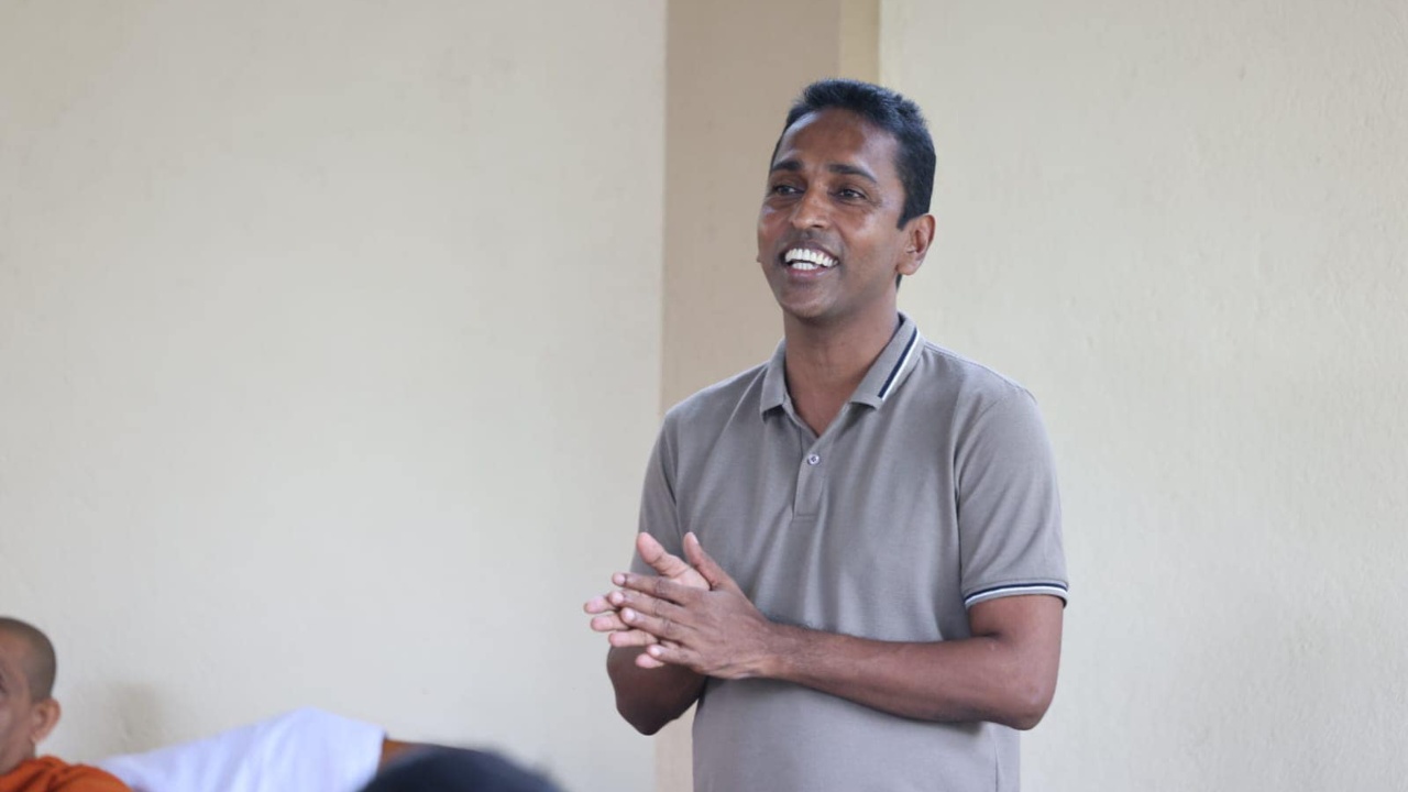 ශ්‍රමදානෙන් අපි ගෙදර ගියා… දැන් රටම පිස්සන් කොටුවක් වගේ…! – ඩී. වීරසිංහ