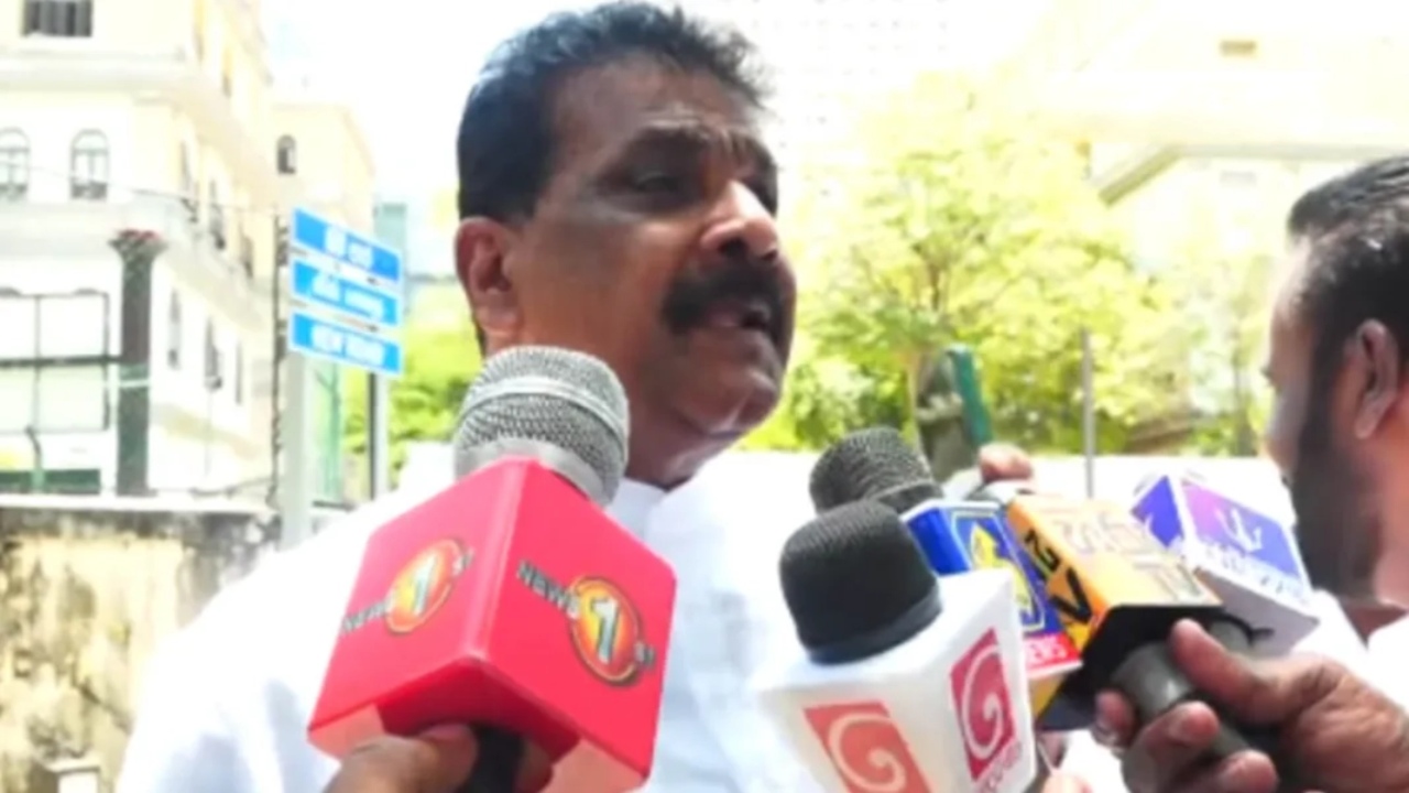 රනිල් කියන්නේ අපේ මහනායක – නායකයන් පටලවාගත් දිලිප් වෙදආරච්චි