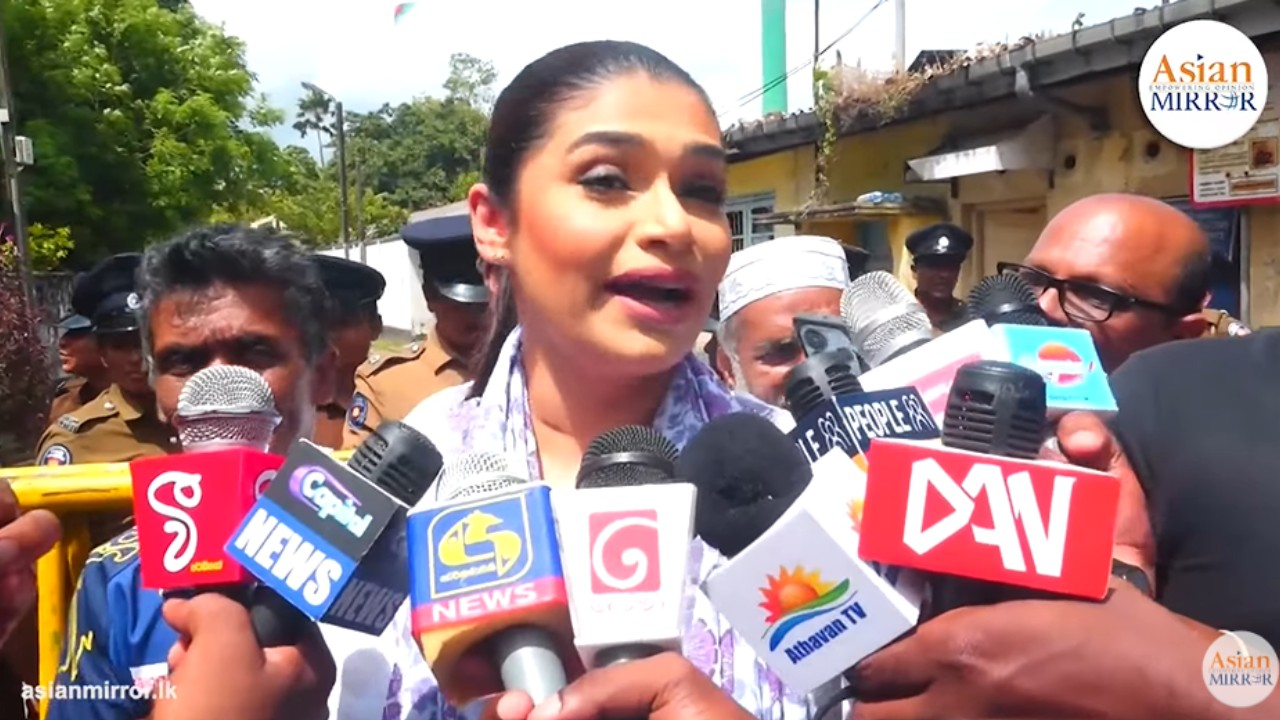 ආණ්ඩුව ලොකු වැරද්දක් මේ කරගත්තේ.. පේනවනේ අනිත් පැත්ත කැරකුණ හැටි – රනිල් වෙනුවෙන් හිරුණිකාත් පාරට බහියි